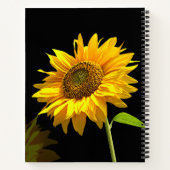 Heldere zonnebloem op zwarte achtergrond notitieboek (Achterkant)