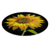 Heldere zonnebloem op zwarte achtergrond snijplank (Hoek)