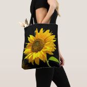 Heldere zonnebloem op zwarte achtergrond tote bag (Dichtbij)