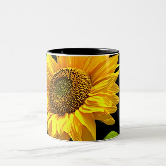 Heldere zonnebloem op zwarte achtergrond tweekleurige koffiemok (Center)