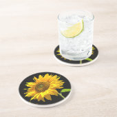 Heldere zonnebloem op zwarte achtergrond zandsteen onderzetter (Zijkant)
