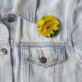 Heldere zonnebloem ronde button 5,7 cm (In situ)