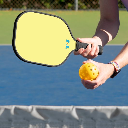 Heldergeel gepersonaliseerd monogram pickleball paddle (Insitu)