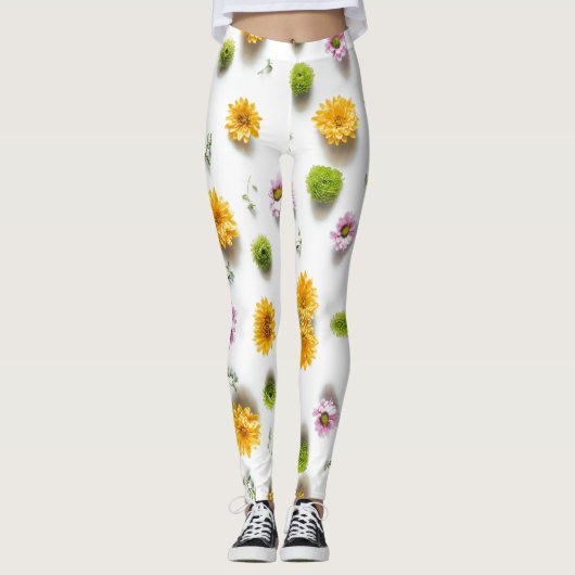Heldergele en roze zinnia op witte achtergrond leggings (Voorkant)