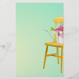 Heldergele stoel met watervoorziening van bloemen briefpapier