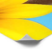 Heldergele zangvogel neergestreken op een tak poster (Hoek)