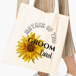 Heldergele Zonnebloem Moeder van Groom Wedding Tote Bag<br><div class="desc">Heldergele zonnebloemoeder van bruine Canvas tas . Een perfecte gave voor de moeder van de Groom om haar te laten weten dat je alles waardeert wat ze voor je gedaan heeft. Het ontwerp is voorzien van een felgele zonnebloem met Moeder van de Groom in een mooi lettertype. Deze elegante canvas...</div>