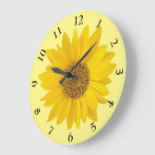 Heldergele zonnebloem op lichtgeel grote klok (Hoek)