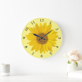 Heldergele zonnebloem op lichtgeel grote klok (Huis)