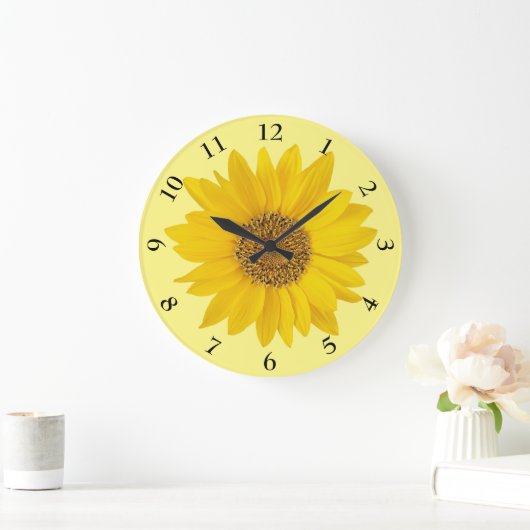 Heldergele zonnebloem op lichtgeel grote klok (Huis)