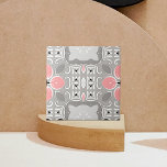 Heldergrijs en roze, gecompliceerd elegant  tegeltje<br><div class="desc">Een prachtig decoratief tegel met roze,  witte en zwarte ornamenten op een heldere grijze achtergrond.</div>