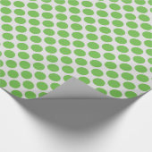 Heldergroen en wit Moderne Big Polka Dots Cadeaupapier (Hoek)