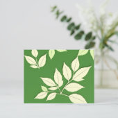 Heldergroene achtergrond met Bleek blad Briefkaart (Staand voorkant)
