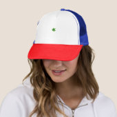 Heldergroene, gestileerde bloem met een halftoonef trucker pet (In situ)