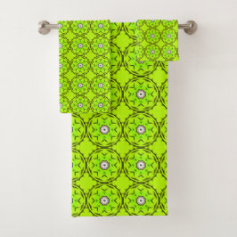 Heldergroene handdoek met ingewikkeld cirkelvormig