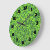 Heldergroene klap verliest achtergrond grote klok (Hoek)