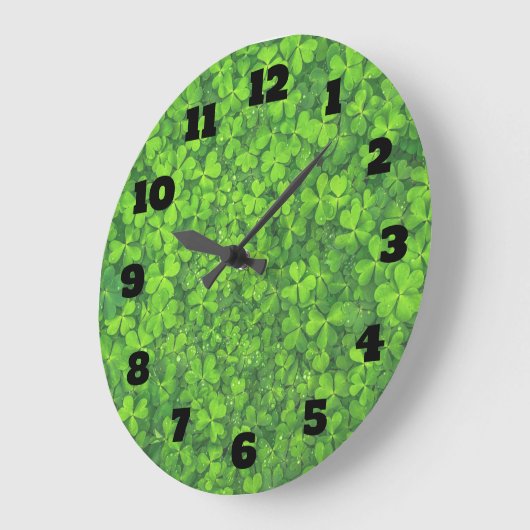 Heldergroene klap verliest achtergrond grote klok (Hoek)