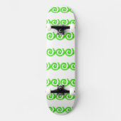 Heldergroene spiralen patroon op wit persoonlijk skateboard (Voorkant)