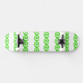 Heldergroene spiralen patroon op wit persoonlijk skateboard (Horizontaal)