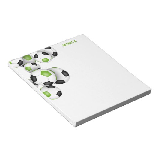 Heldergroene zwarte voetballen accent aangepaste n notitieblok (Schuin)