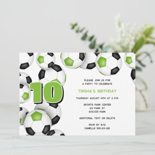 Heldergroene zwarte voetballen verjaardagsfeestje kaart (Staand voorkant)