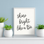 Helderheid als een diamant Typografie Quote<br><div class="desc">Voeg wat stijlvolle motivatie toe aan uw bureau,  kantoor of galerijwand met ons poster van typografie met "glanzend helder licht zoals een" in vet zwart,  handgeschreven monolinemanuscript met een hand getrokken ruitschets.</div>
