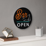 Helderheid Oranje Aqua Blue Retro Bar openen Grote Klok<br><div class="desc">Mooie hedendaagse regenwemart klok met helder oranje,  aqua turquoise blauw en witte gekleurde Bar Open typografie en kalligrafiescript letterend design. Uitstekende portemonnee voor mensen die graag vrienden en familie willen onderhouden.</div>