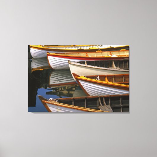 Helderkleurige boten aan het Wooden Boat Center Canvas Afdruk (Voorkant)