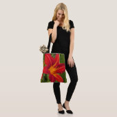 Helderoranje daglelibloem bloemig tote bag (Op model)