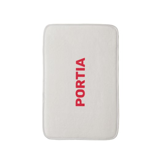 Helderrode aangepaste naam effen grijs badmat (Voorkant Verticaal)