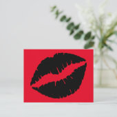Helderrode en zwarte lipstick Kiss Briefkaart (Staand voorkant)