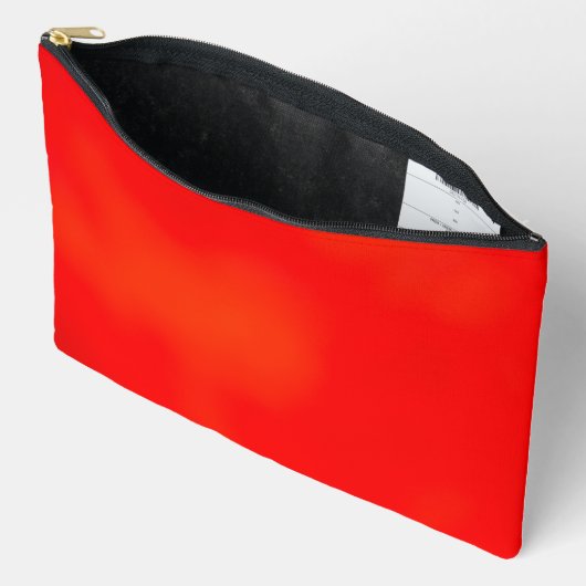 Helderrode ritssluitingstas op een witte achtergro etui (Open)