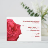 Helderrode rozenreactiekaarten met menuopties RSVP kaartje (Staand voorkant)