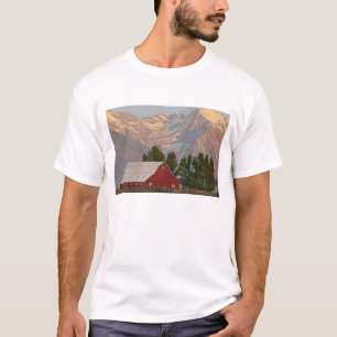 Helderrode schuur tegen de Mission Mountains in T-shirt