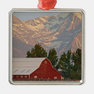 Helderrode schuur tegen Mission Mountains in Metalen Ornament