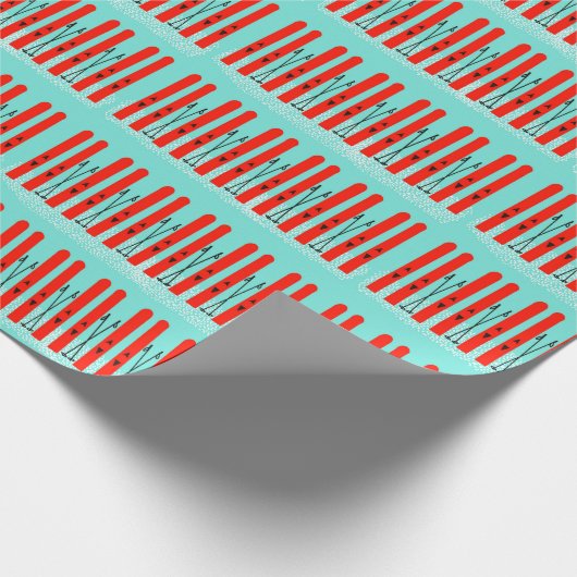 Helderrode ski's op blauw achtergrond inpakpapier (Hoek)