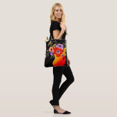 Helderrode vaas van bloemen tote bag (Op model)