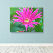 Helderroze bloem uitzicht canvas print (Insitu (Houten vloer))