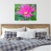 Helderroze bloem uitzicht canvas print (Insitu (Slaapkamer))