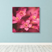 Helderroze bloemen canvas afdruk (Insitu (Houten vloer))