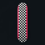 Helderroze en dambord persoonlijk skateboard<br><div class="desc">Een zwart-wit klassiek schaakbordpatroon,  met een heldere,  levendige roze.</div>