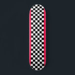 Helderroze en dambord persoonlijk skateboard<br><div class="desc">Een zwart-wit klassiek schaakbordpatroon,  met een heldere,  levendige roze.</div>