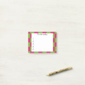 Helderroze en groene gecheckte Post it Note (Op bureau)