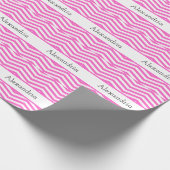 Helderroze en witte strijkstreep cadeaupapier (Hoek)