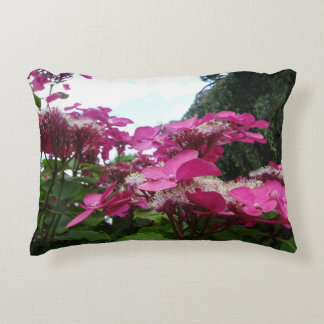 Helderroze hydrangeas met blauw-luchtpijp accent kussen