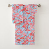Helderroze lamingos op blauw bad handdoek (Insitu)