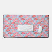Helderroze lamingos op blauw bureaumat (Keyboard & Muis)