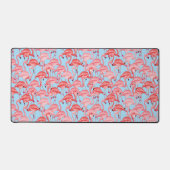 Helderroze lamingos op blauw bureaumat (Voorkant)