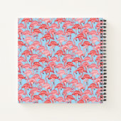 Helderroze lamingos op blauw notitieboek (Achterkant)
