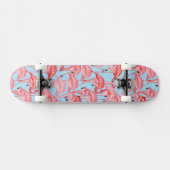 Helderroze lamingos op blauw skateboard (Horizontaal)